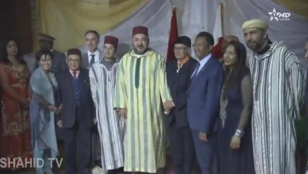 لحظات مؤثرة .. الملك يزور منفى جده وأبيه بمدغشقر ويصلي بمسجد محمد الخامس