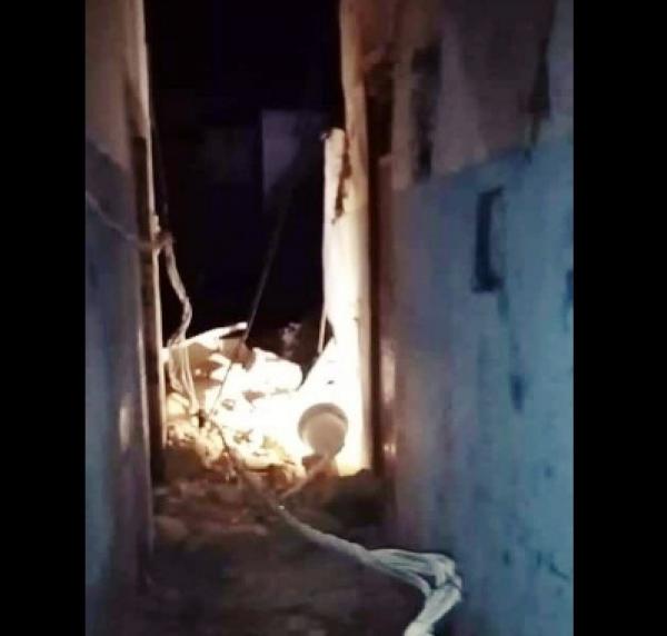 سكان زنقة "البليدة" يقضون ليلة بيضاء في العراء بعد انهيار منزل بالمدينة القديمة بسلا (صور)