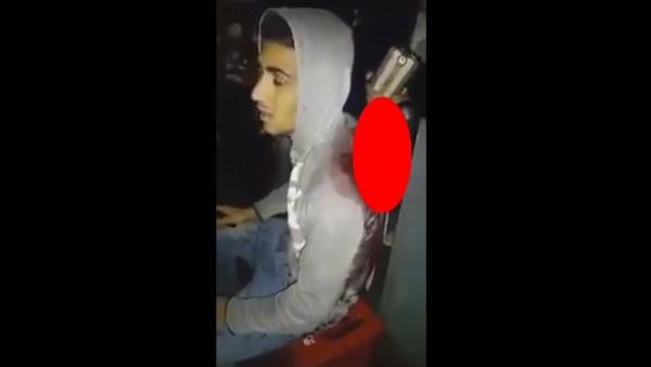 مواطنون يوثقون مشهد شاب مضروب ب"جنوية" من الحجم الكبير ، بقيت عالقة في ظهره وهو يتحدث!