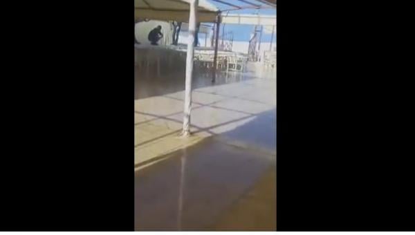 أمواج قوية تغمر محلات تجارية بشاطئ الهرهورة