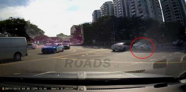 بالفيديو.. سيارة تخرج من العدم وسط الطريق  وتحير العالم