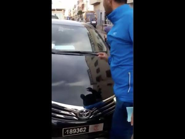 محتجون يحاصرون رئيس جماعة تمارة والأخير يفر بسيارته