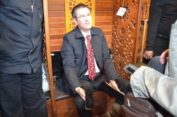 بالفيديو: وزير تركي يمسح أحذية المواطنين في الشارع