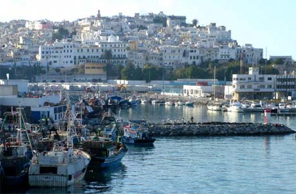 الرياح القوية بمضيق جبل طارق تجبر السلطات المختصة على إغلاق ميناء طريفة وتعليق الرحلات البحرية