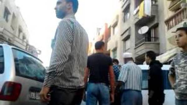 خطير.. شاب يعتدي على رجل داخل سيارته بسلاح ابيض