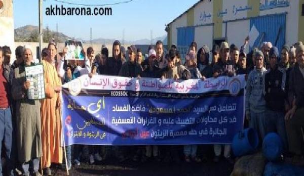 مُسقط القائد المتهم بالرشوة..تدخل قوي للقوات العمومية حسب التصريحات والرابطة تحتج تضامنا مع المبلغ(فيديو)