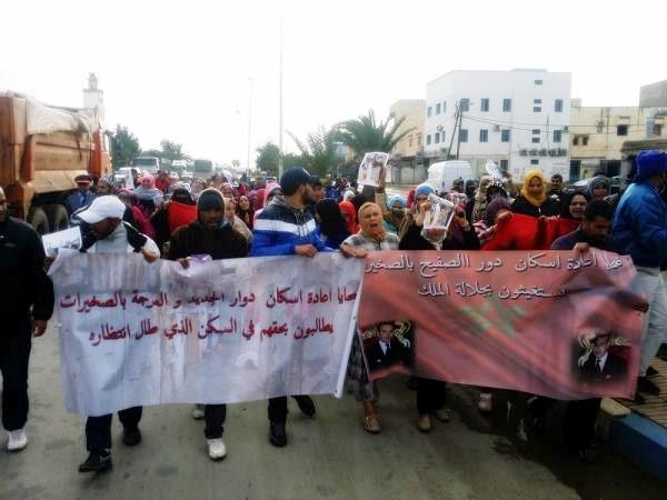 قاطنو "دوار الجديد" بالصخيرات يرفعون شكواهم ضد المجلس البلدي في مسيرة احتجاجية نحو القصر الملكي