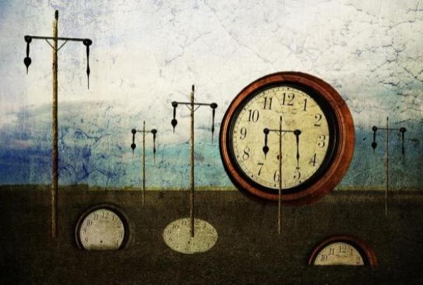 يتم التحكم لدى الثدييات في الإيقاع البيولوجي اليومي من قِبل نواة تقع في منطقة الهيبوتالاموس، وهي منطقة صغيرة من الدماغ تعمل على تزامن جميع خلايا الجسم على نفس الإيقاع 