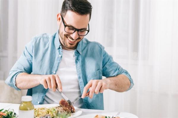 أطعمة تنظف الجسم من السموم في رمضان... ما هي؟