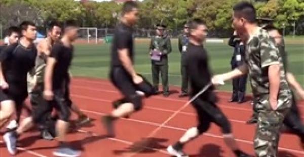 جنود صينيون يظهرون عملا جماعيا لا يصدق (فيديو)