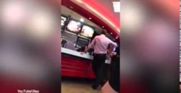 بالفيديو.. رجل عنصري يتلقى عقابه داخل مطعم أسترالى