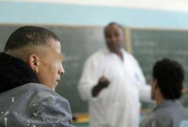 تلميذ يعتدي باللكم على أستاذ في إعدادية بطنجة