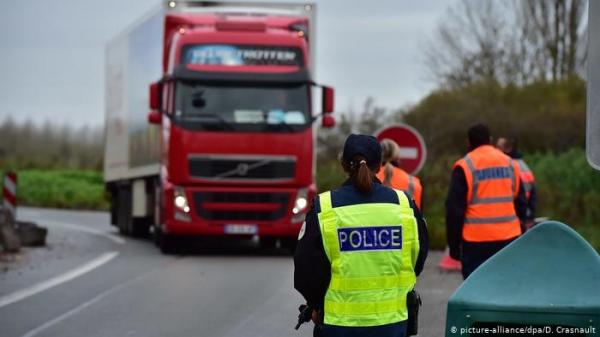 الشرطة تضبط سائق شاحنة يشاهد فيلما جنسيا أثناء القيادة بألمانيا