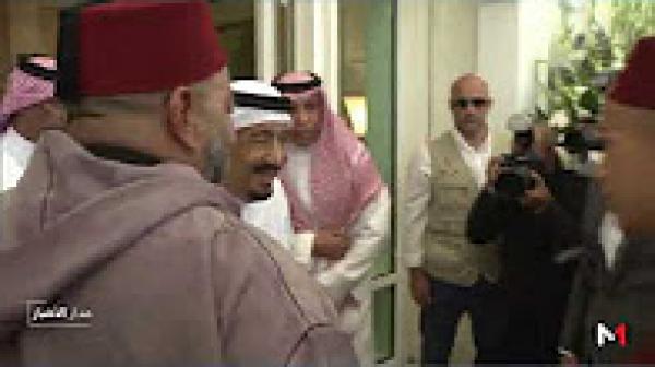 الملك محمد السادس يقوم بزيارة صداقة ومجاملة لخادم الحرمين الشريفين بمقر إقامته بطنجة