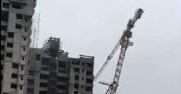 لحظة سفوط رافعة عملاقة على مجموعة من المنازل في الهند (فيديو)