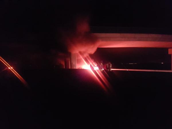 عاجل ... احتراق سيارة بالكامل بالطريق السيار(فيديو)