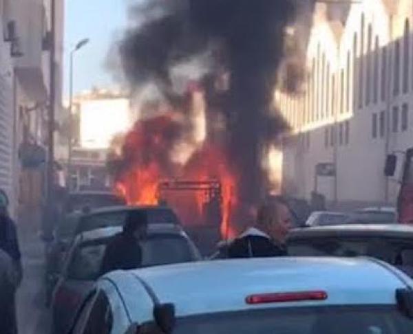النيران تلتهم سيارة نقل مليئة بالقماش بالدار البيضاء والشكوك تحوم حول الحادث