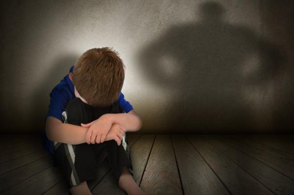 صدفة غريبة تقود إلى الإيقاع بـ"بيدوفيل" خمسيني هتك عرض عشرات الأطفال وصور جرائمه بـ"البير الجديد"