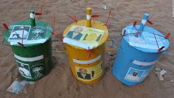 بالصور : الغامبيون يختارون رئيس البلاد وفق أغرب طريقة تصويت في العالم