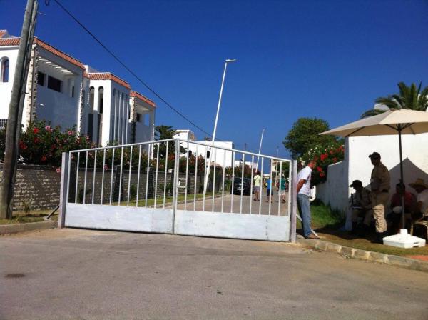 أصحاب إقامات سكنية بكابونيكرو يمنعون المواطنين من الولوج إلى الشاطئ العمومي