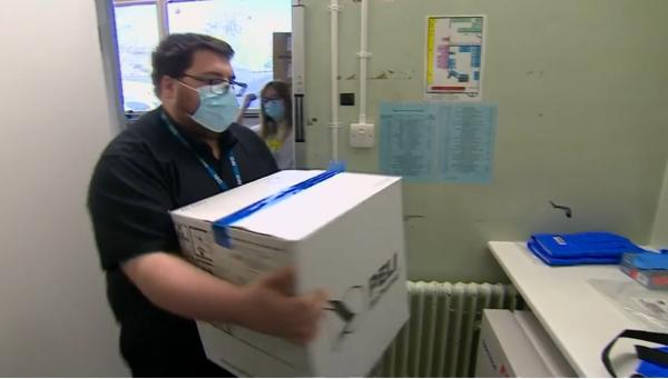 بريطانيا تتسلم أولى جرعات لقاح فايزر- بيونتيك قبل انطلاق حملة التطعيم