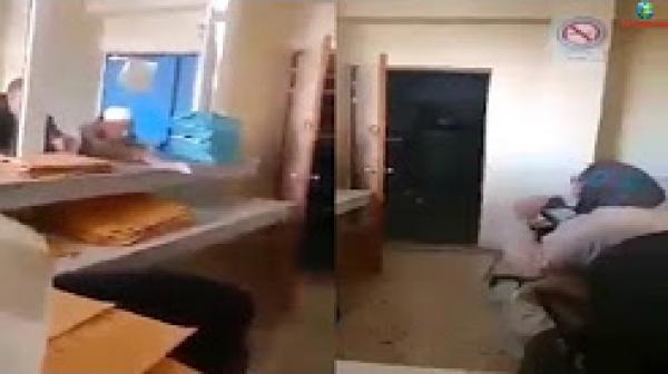 موظفة في المقاطعة كتلعب فالبورطابل و طابور مواطنين ينتظرون قضاء مصالحهم