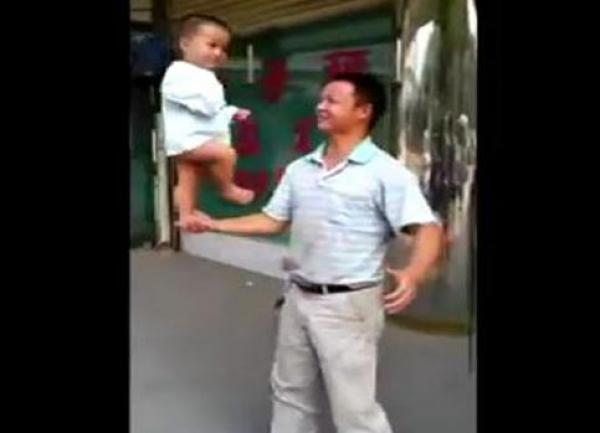 بالفيديو.. رضيع صيني يتدرب على مهارات الكونغ فو