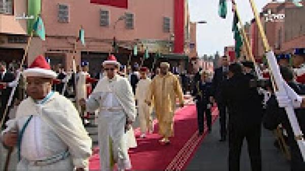 لحظة وصول الملك محمد السادس لمسجد باب دكالة الكبير بمراكش لأداء صلاة الجمعة