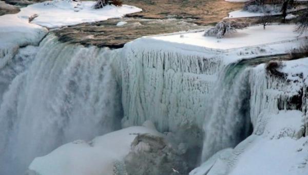 بالفيديو: شلالات نياغارا تتجمد