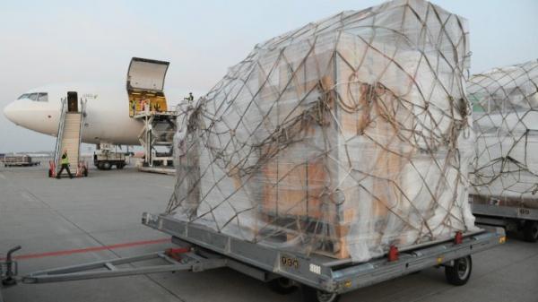 هبوط أول طائرة مساعدات طبية طارئة في صنعاء