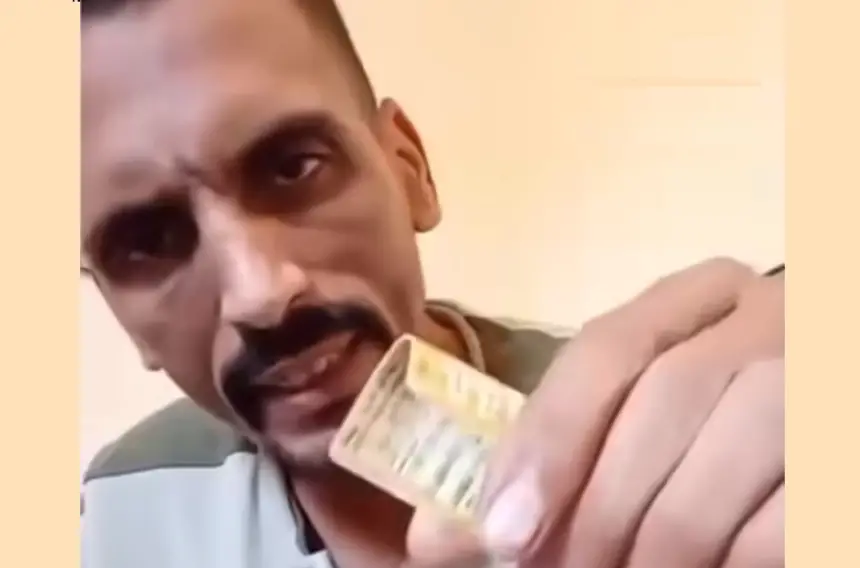 شاب صحراوي يُعلن تبرؤه من جبهة البوليساريو ويحرق بطاقة التعريف الخاصة بها في بث مباشر (فيديو)