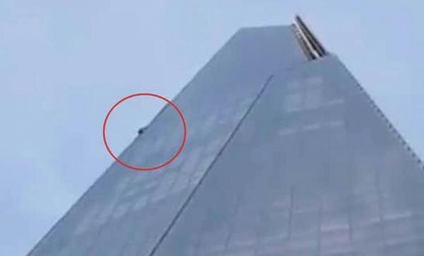 رجل يتسلق واجهة ناطحة سحاب بارتفاع 310 أمتار في لندن