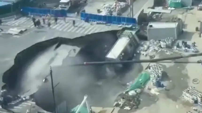 الصين: حفرة ضخمة تبتلع شارعًا في شنغهاي (فيديو)