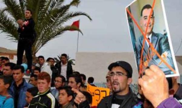 سكان الناظور يطالبون بمحاسبة رؤساء جماعاتهم ورحيلهم