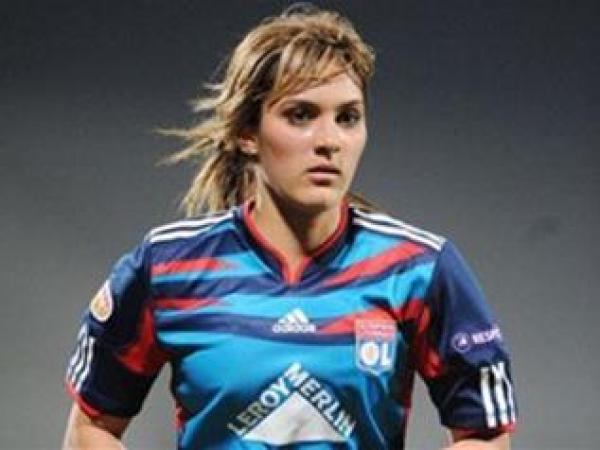 لاعبة جزائرية \"محترمة\" تلهب مشاعر الفرنسيين