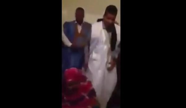 فيديو "مقزز" لليلة الدخلة على الطريقة الصحراوية يثير ضجة على الفايسبوك