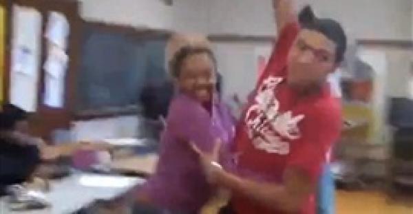 بالفيديو والصور.. طالب يهاجم معلمته ويحاول ضربها بالكرسي