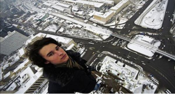 بالفيديو .. "مجانين" فوق ناطحات السحاب !