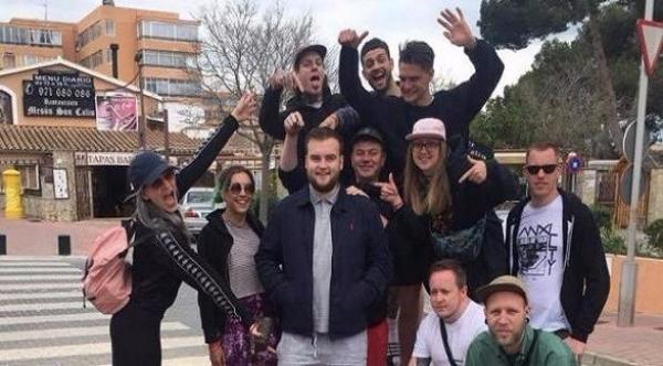 شاب يسافر في رحلة مع مجموعة من الغرباء لسبب غريب