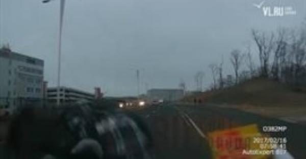 بالفيديو.. لقطات مروعة للحظة دهس امرأة لمجموعة من المارة