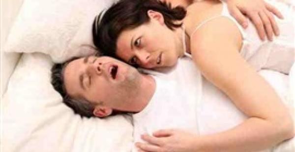 الشخير يسبب الضعف الجنسي ويمنع الرغبة في العلاقة الزوجية