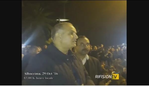 ساكنة الحسيمة أخرجوا العامل و وكيل الملك للشارع مع الثالثة ليلا للتفاوض وهذا ماحدث!!