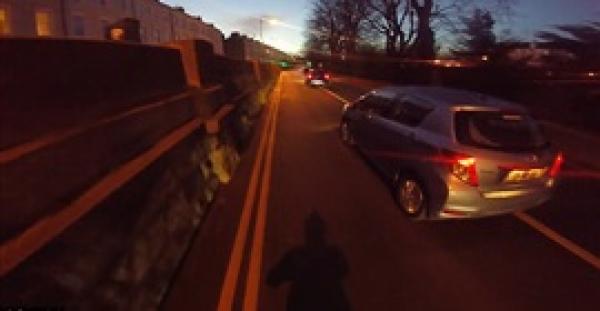 رجل يطارد لصا ويستعيد ما سرقه أمام الكاميرا (فيديو وصور)