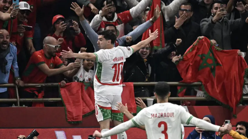 فرحة مجنونة لبراهيم دياز بعد الهدف الأول في مرمى الكاميرون}