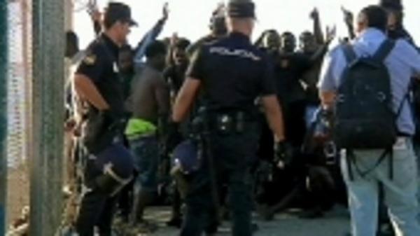 حوالي 300 مهاجر في وضعية غير قانونية يحاولون اقتحام المعبر المؤدي إلى مليلية المحتلة