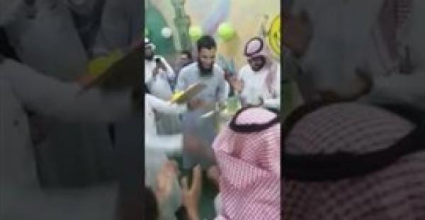 شاهد.. ماذا فعل معلم مع طفل يتيم حضر لاستلام شهادة نجاحه وحيدا