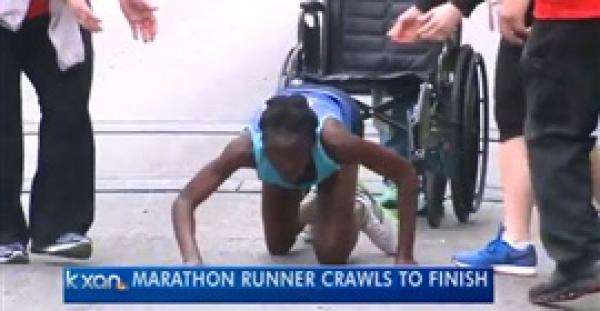 بالفيديو والصور.. عداءة تزحف إلى خط النهاية وترفض الاستسلام