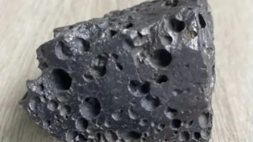 مواطنة روسية تعرض نيزكا مغربيا نادرا للبيع بملايين السنتيمات