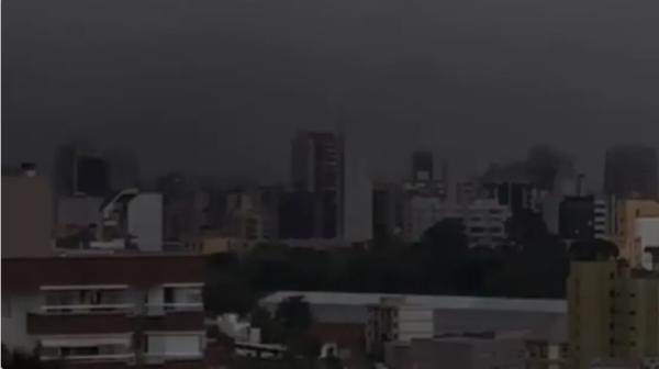 سحابة مظلمة ضخمة تجتاح مدينة برازيلية(فيديو)