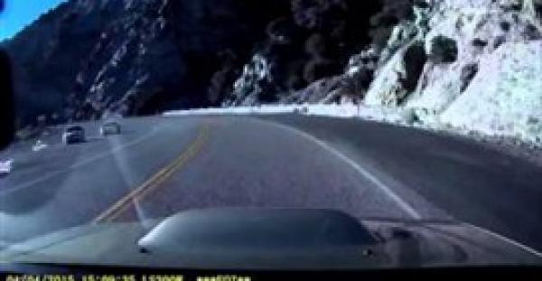 بالفيديو.. لحظة سقوط سيارة من فوق جبل